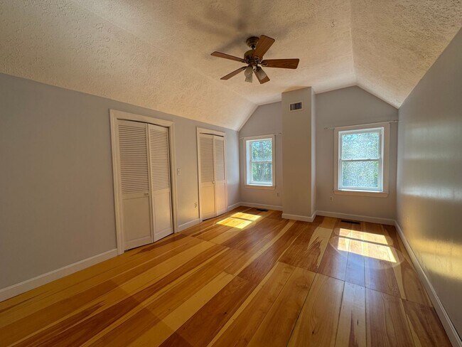 Building Photo - Spacious 4-Bedroom Townhouse with Garage &...