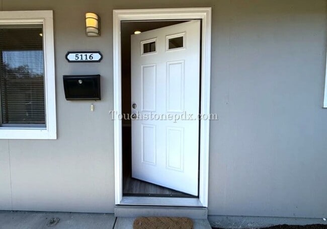 Building Photo - 5116 SE Mitchell St