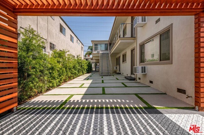 Building Photo - 1553 S Saltair Ave