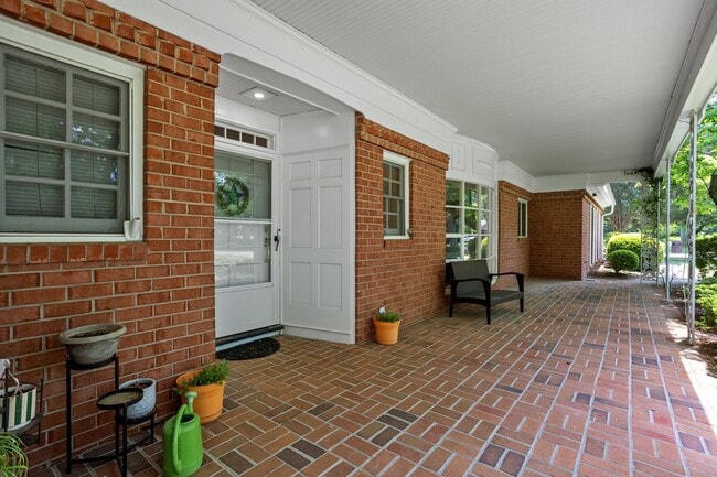 Building Photo - Beautiful brick home on a 1-acre lakefront...