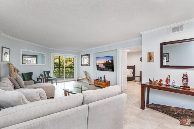 Building Photo - 961 S Ocean Dr