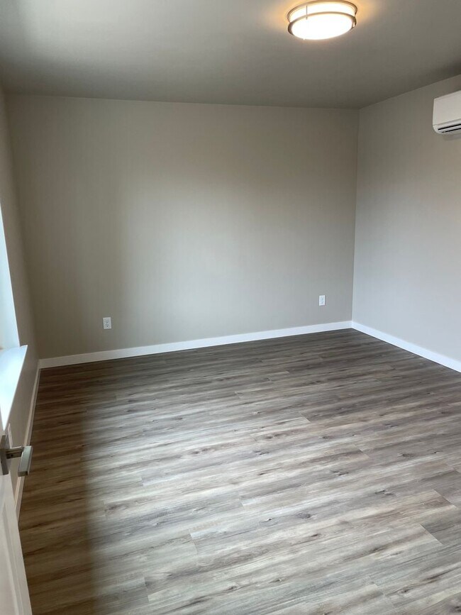 Building Photo - 61539 SE Jennifer Ln