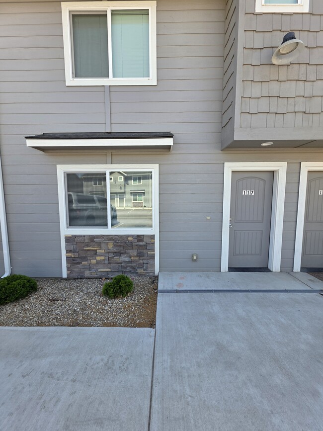Building Photo - 117 E Ravenna Ln
