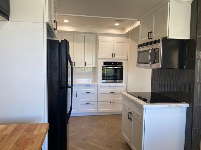 Building Photo - Canyon Lake View Condo Available!