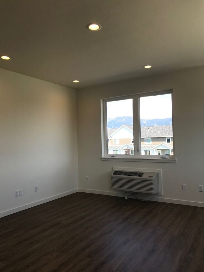 Building Photo - Gorgeous 1 Bedroom 1 Bathroom Unit  with A...