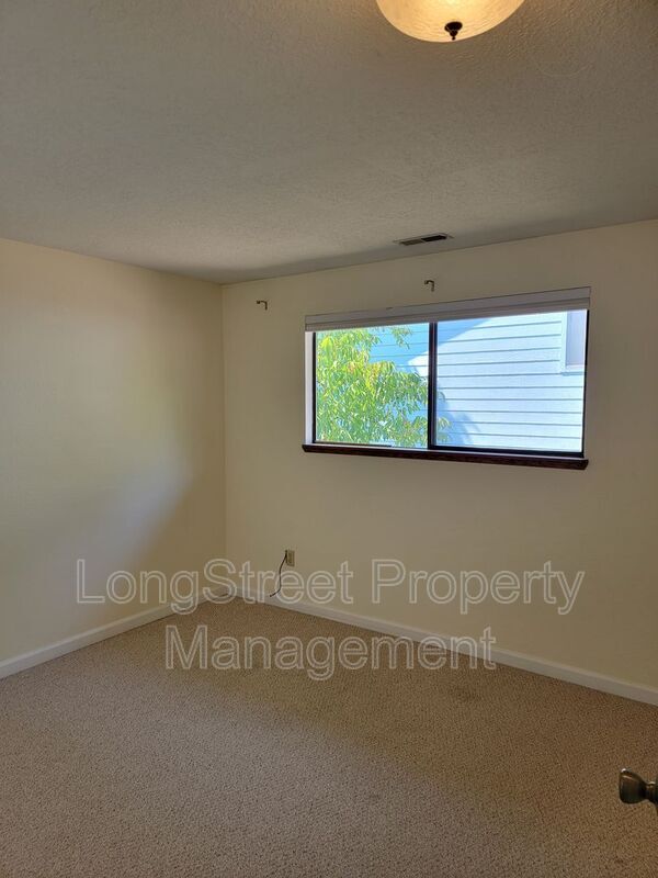 Building Photo - 3947 NW Tamarack Dr