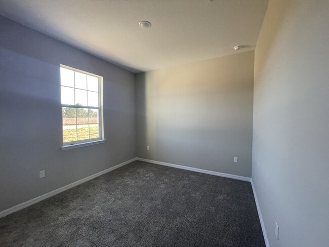 Building Photo - 73 Maple Dr