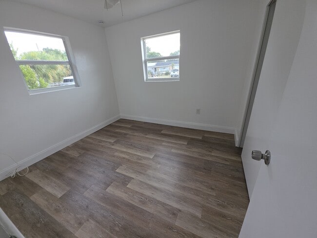 Building Photo - 1044 W Highland Dr