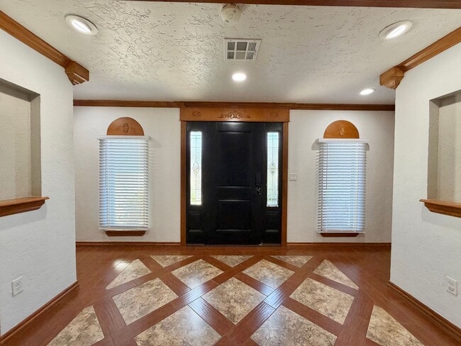 Building Photo - 6933 NW Eisenhower Dr