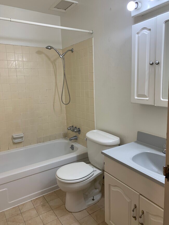 Building Photo - 455 Crescent St