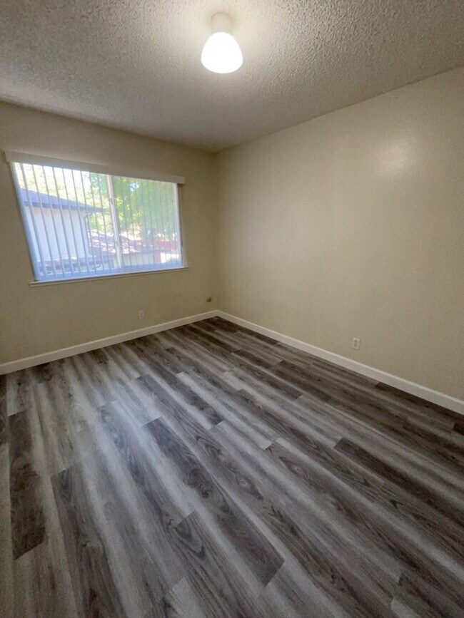Building Photo - 2 bedroom 1 bath upstairs 4-Plex unit