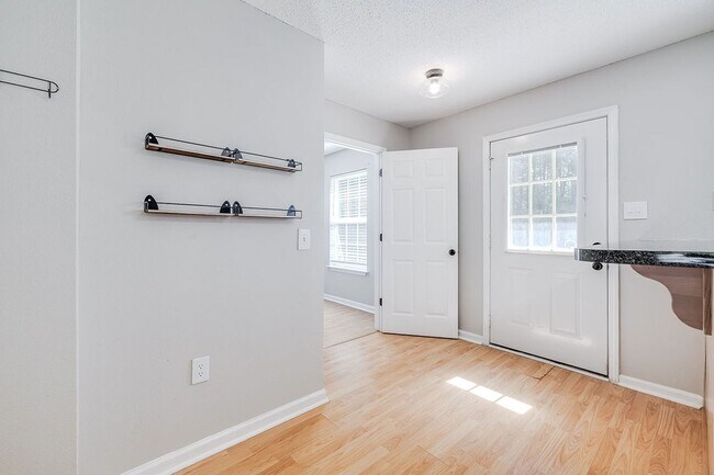 Building Photo - 3 Bedroom Springfield Home with Garage and Large Backyard