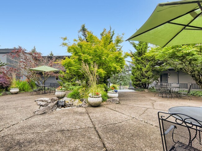 Building Photo - STYLISH 2 BED/2 BATHS LAKE OSWEGO CONDO