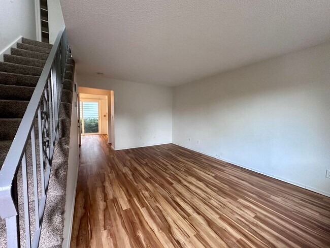 Building Photo - Charming 2-Bedroom Townhome in Sullivan's ...