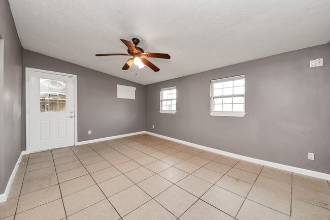 Building Photo - 4402 Ludwig Ln