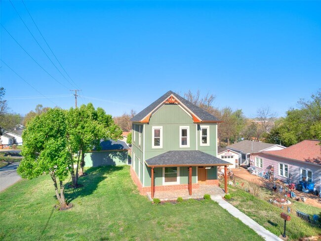 Building Photo - 801 N Ash St