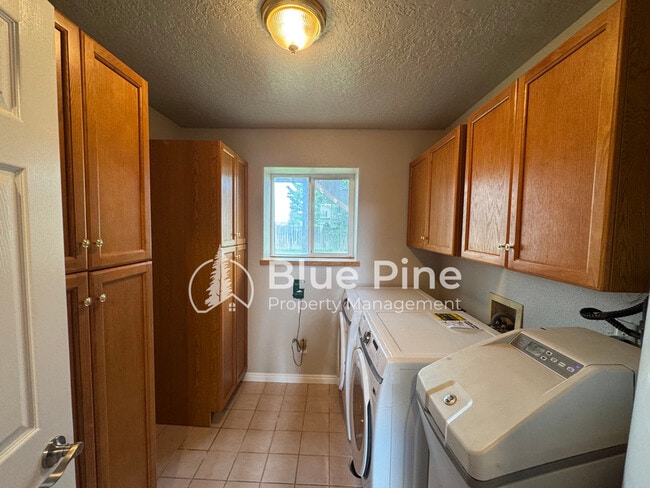 Building Photo - 3535 Spring Creek Dr