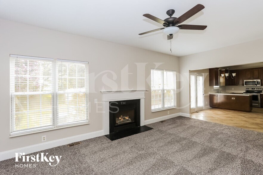 Building Photo - 8601 Glade Ct