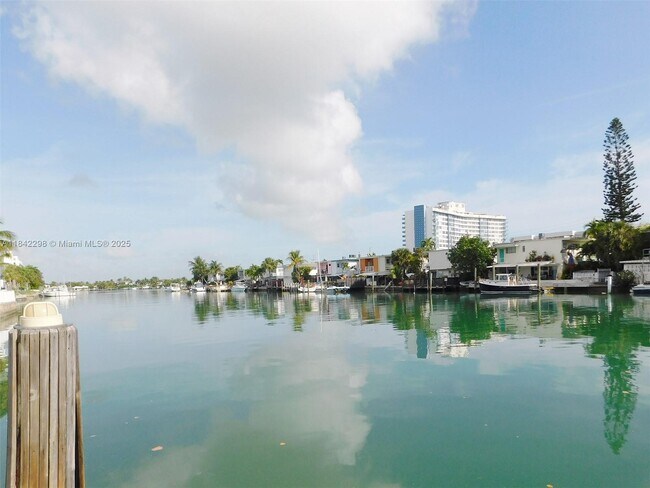 Building Photo - 7171 Bay Dr
