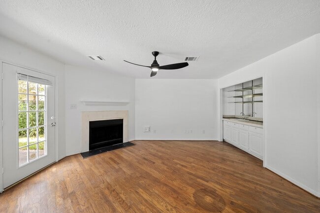 Building Photo - 2406 Parkwood Ln