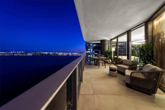 Building Photo - 700 NE 24th St