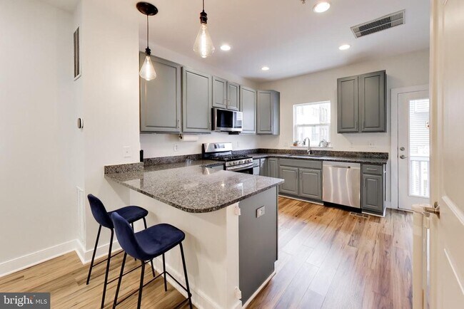 Building Photo - 4550 Longfellow St