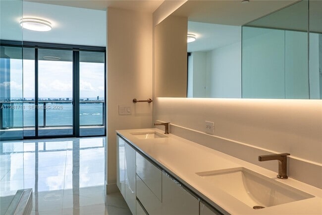 Building Photo - 700 NE 24th St