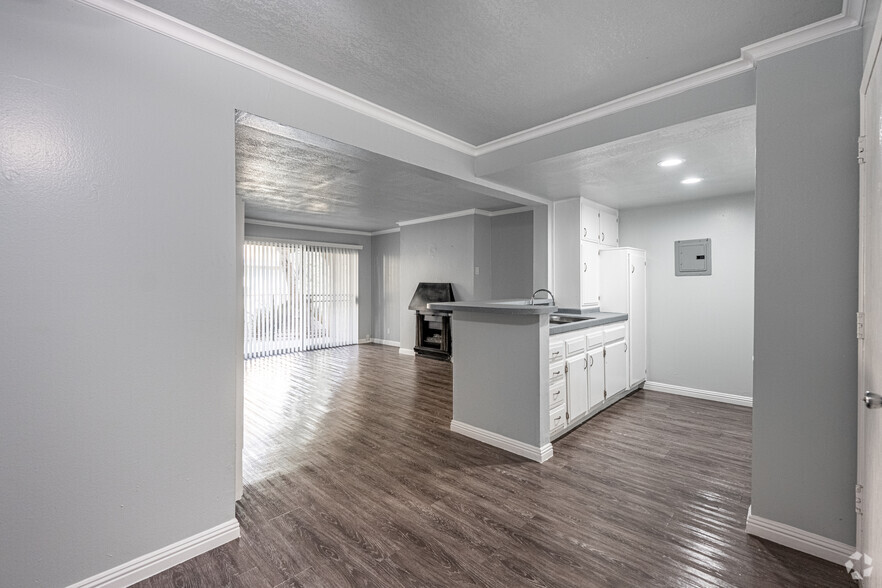 1BR, 1BA - 725SF - DINING ROOM - The Mediterranean Apartments