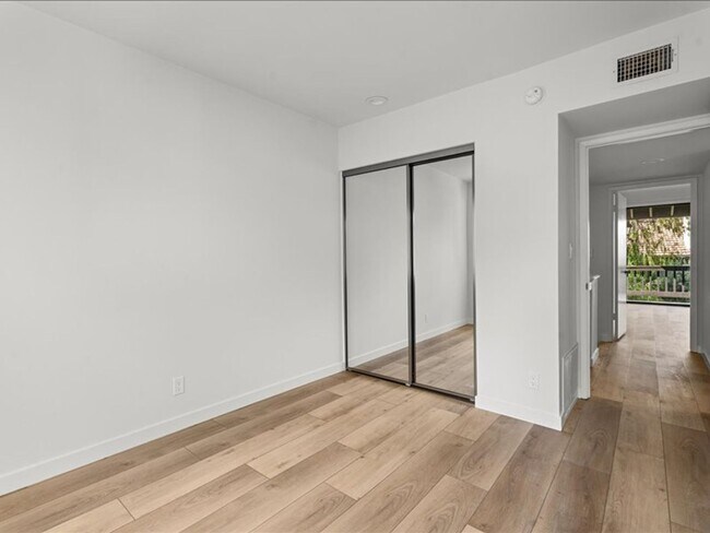 Building Photo - Spacious 3Beds+2.5Baths Townhouse With A B...