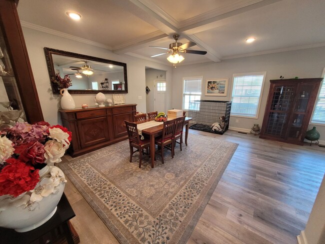 Building Photo - Beautiful & Spacious 4 bedroom, 2.5 bath h...