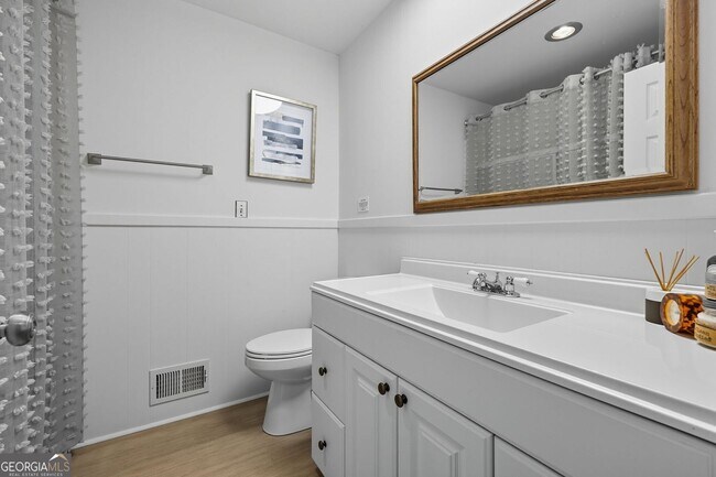 Building Photo - Luxury Lakefront Retreat – Fully Furnished...