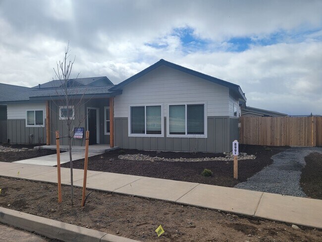 Building Photo - 899 NE Discovery Loop