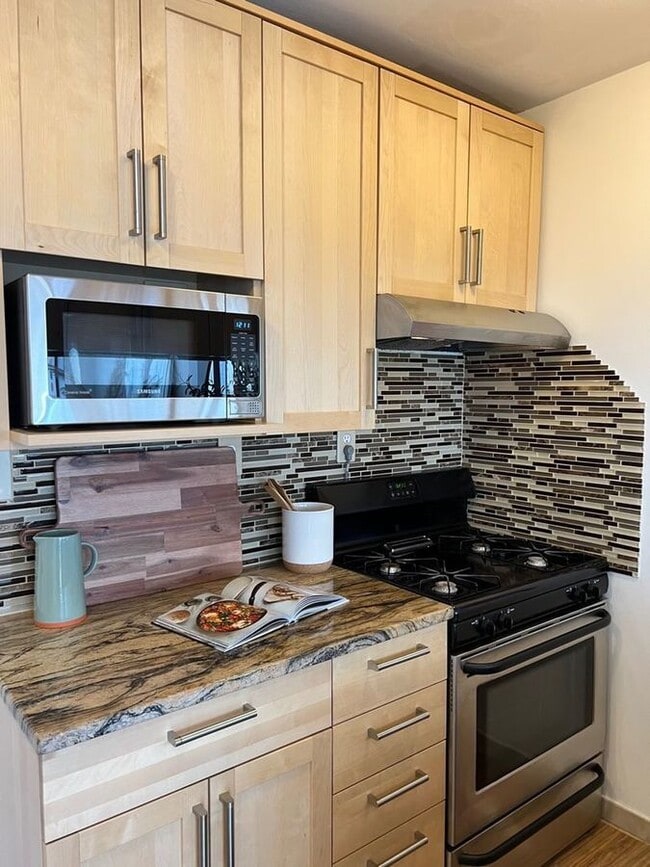 Building Photo - 522 21st St NW