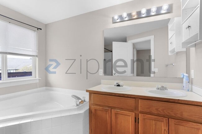 Building Photo - 1120 S 90th St Ct