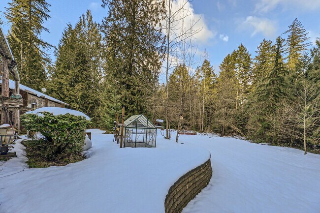 Building Photo - Stunning 3-Bedroom Log Cabin Home in Carnation!!