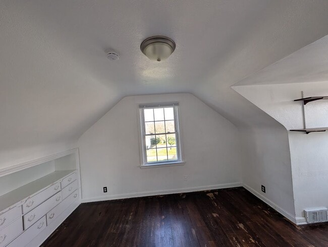 Building Photo - 3-Bedroom, 1-Bathroom Home – $1,250/Month | Accepting Section 8