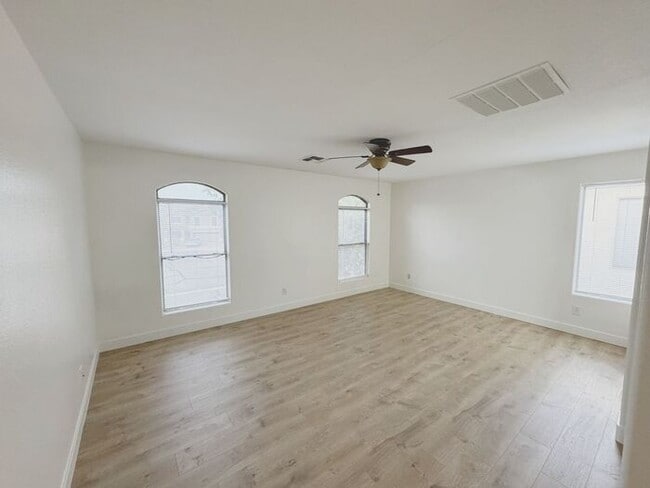 Building Photo - MOVE IN SPECIALS!! 15 DAYS RENT FREE!! Wonderful large, 4 br 2.5 ba family home in Johnson Ranch