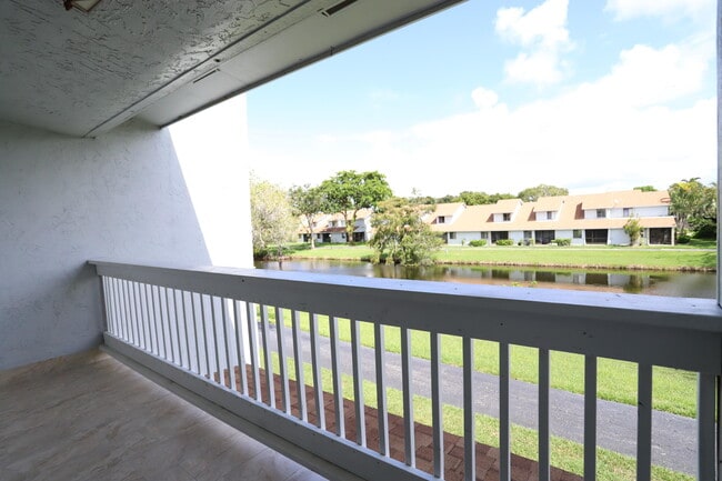 Building Photo - 1715 Woodbridge Lakes Cir