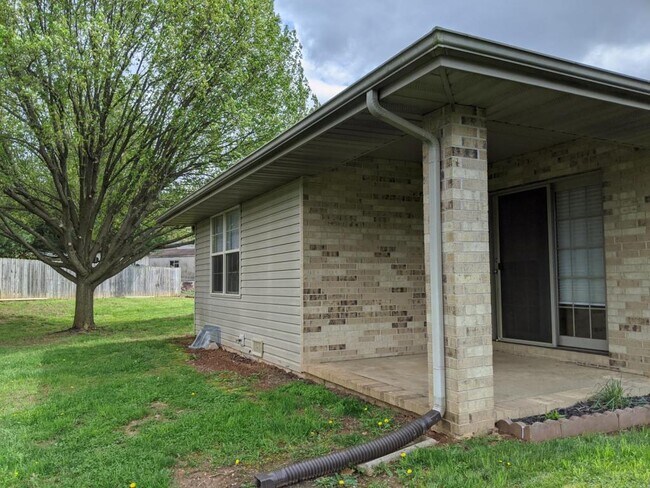 Building Photo - 3316 S Leawood Ave