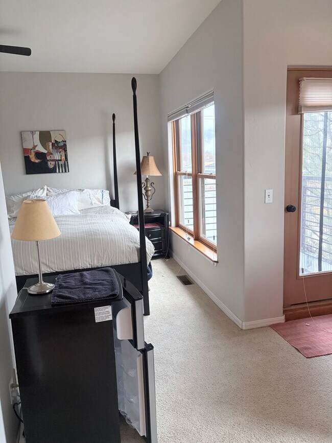 Building Photo - Fully furnished townhome