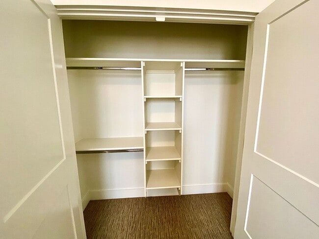 Building Photo - Beautiful Custom 6 Bedroom (2 Primary Bedr...