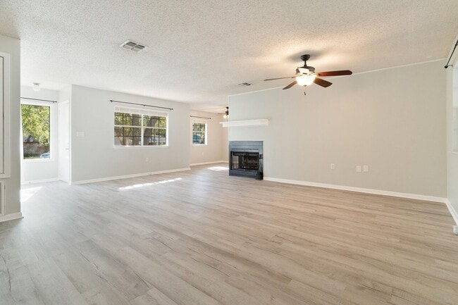 Building Photo - Great Cul-De-Sac Location in Fort Walton B...