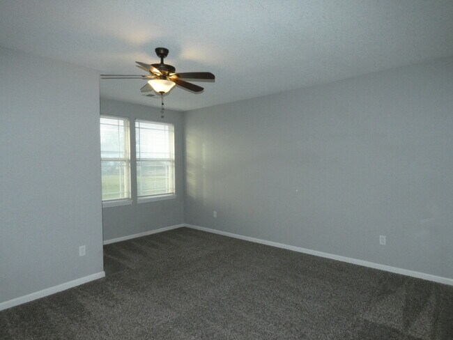 Building Photo - Beautiful Town Home!