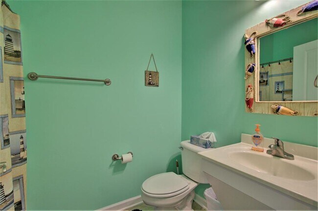 Building Photo - 5BR, 4BA Townhome - Pet Friendly with Beac...