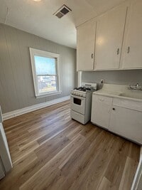 Building Photo - 2 Bedroom, 1 bath apartment in convenient location 1/2 OFF FIRST MONTHS RENT SPECIAL!