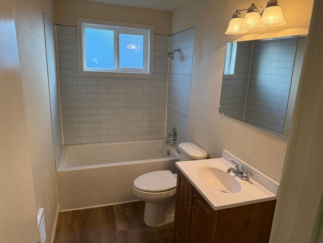 Building Photo - Updated 3 bedroom 1 bathroom house!