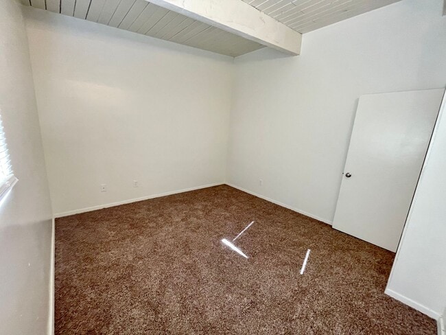 Building Photo - DESIRABLE MILLWOOD NEIGHBORHOOD ON TREE LI...