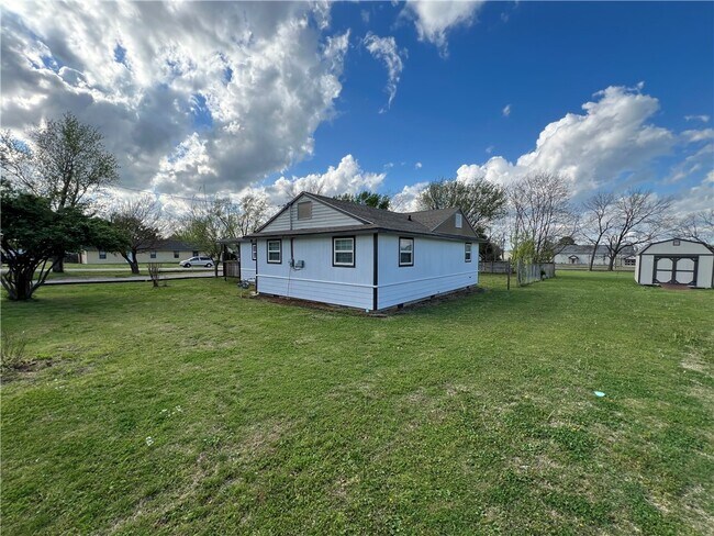 Building Photo - 851 S Jersey St