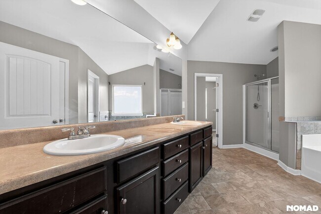 Building Photo - 1154 Paramount Dr