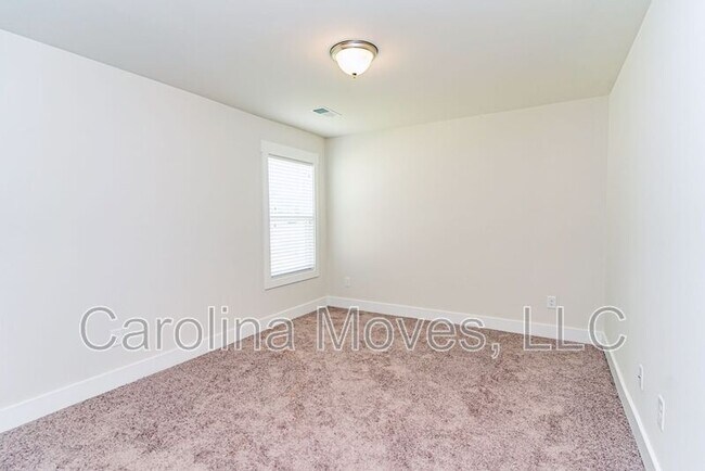 Building Photo - 14 Larson Dr